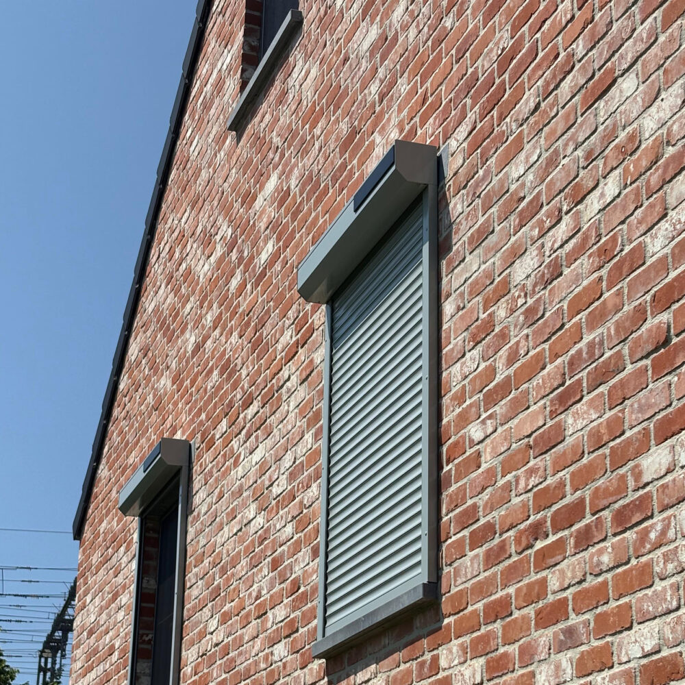 Histoires d'Ombres - Volet Soprofen Paco 135 gris - moteur SomfyIO RS100 panneau solaire