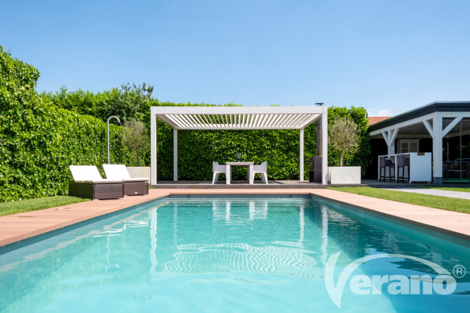 pergola-bioclimatique-toit-lamelles-orientables-terrasse-exterieur-contemporain-v870-arezzo-structure-et-lamelles-blanches-2-verano-hdo-histoires-d-ombres