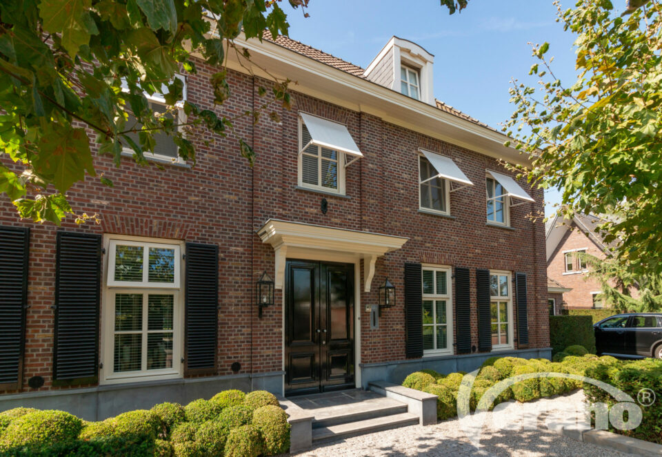 store-banne-a-projection-v155-mallorca-toile-blanche-structure-blanche-2-verano-hdo-histoires-d-ombres