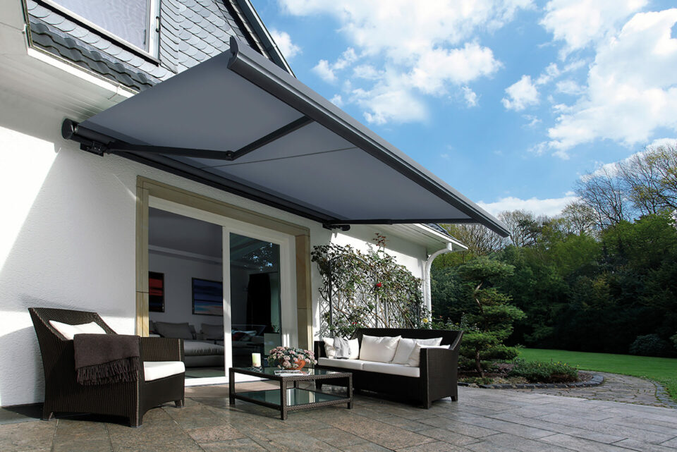 store-banne-bras-articules-terrasse-protection-solaire-caisson-210-motorisation-gris-3kadeco-hdo-histoires-d-ombres