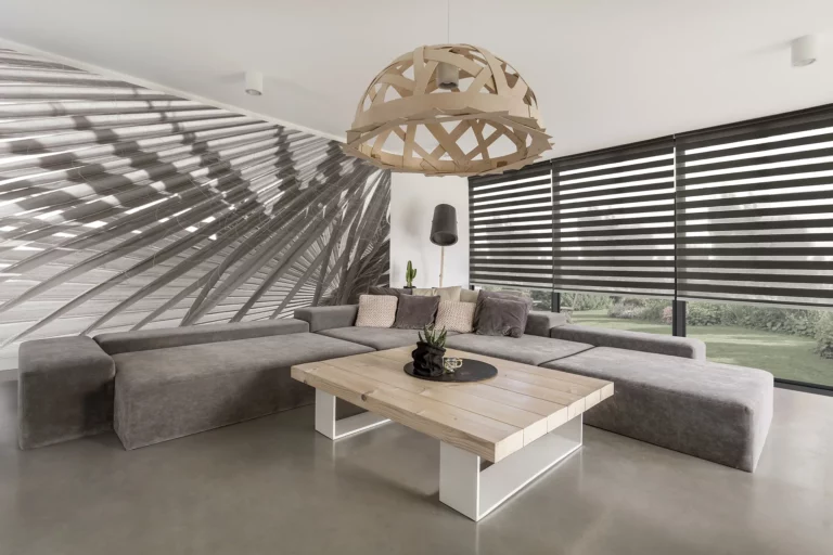 store-duo-roll-sur-mesure-brun-fonce-salon-diaz-hdo-histoires-d-ombres copie