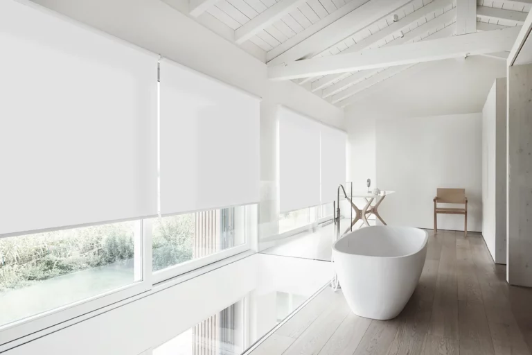 store-enrouleur-sur-mesure-translucide-blanc-salle-de-bain-diaz-hdo-histoires-d-ombres copie