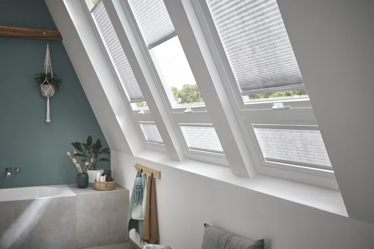 store-plisse-fenetre-de-toit-sur-mesure-dfe20-22069-32069-decoration-gris-kadeco-hdo-histoires-d-ombres-2