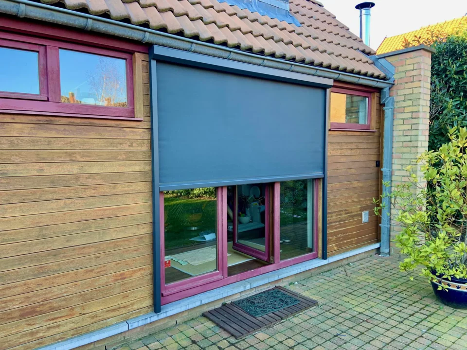 store-screen-enrouleur-exterieur-sur-mesure-motorisation-somfy-ral-7016-gris-anthracite-4-hdo-histoires-d-ombres