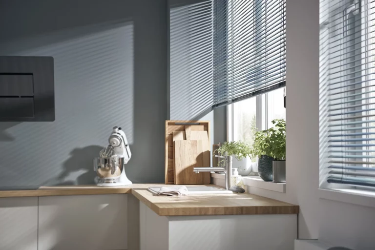 store-vénitien-lames-horizontales-sur-mesure-25-mm-aluminium-jo2-10603-10650-10669-20751-cuisine-bleu-kadeco-hdo-histoires-d-ombres-2-kadeco-hdo-histoires-d-ombres-2