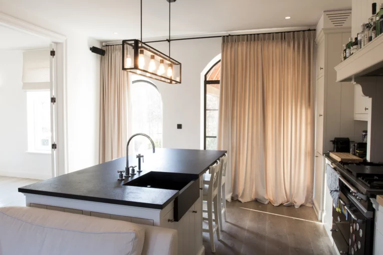 tenture-rideau-sur-mesure-cuisine-beige-diaz-hdo-histoires-d-ombres