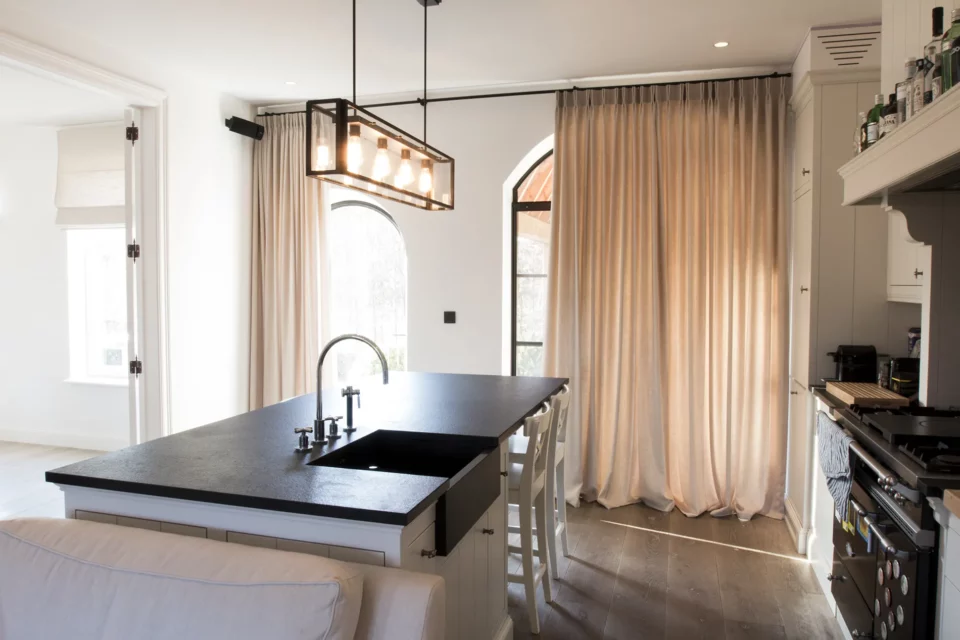 tenture-rideau-sur-mesure-cuisine-beige-diaz-hdo-histoires-d-ombres