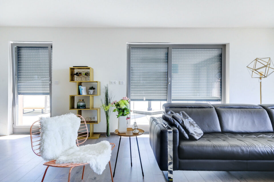 volet-roulant-exterieur-alu-pvc-soprofen-hdo-histoires-d-ombres-ambiance-intérieure-salon