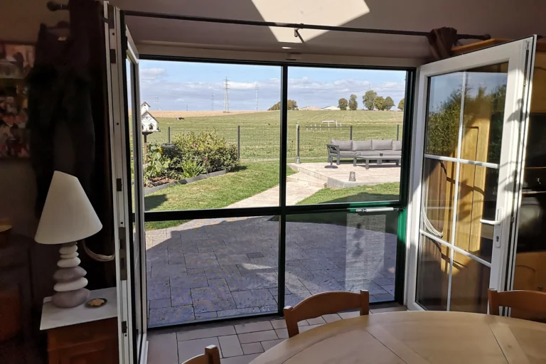 porte-moustiquaie-sur-charnieres-sur-mesures-double-verte-avec-dormant-vue-interieure-toile-noire-speciale-animaux-chien-chat-hdo-histoires-d-ombres