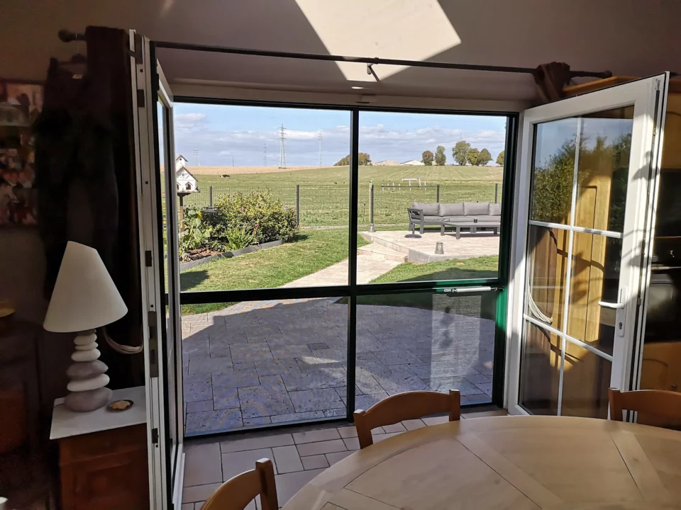 porte-moustiquaie-sur-charnieres-sur-mesures-double-verte-avec-dormant-vue-interieure-toile-noire-speciale-animaux-chien-chat-hdo-histoires-d-ombres