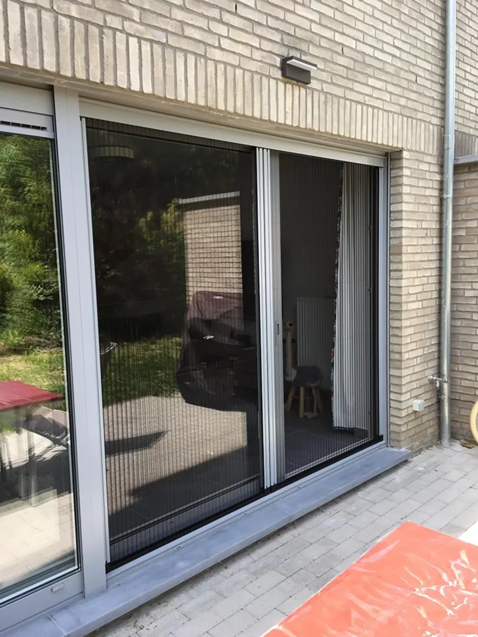 porte-moustiquaire-pliante-plisee-sur-mesure-aluminium-double-gris-clair-toile-noire-fermee-hdo-histoires-d-ombres