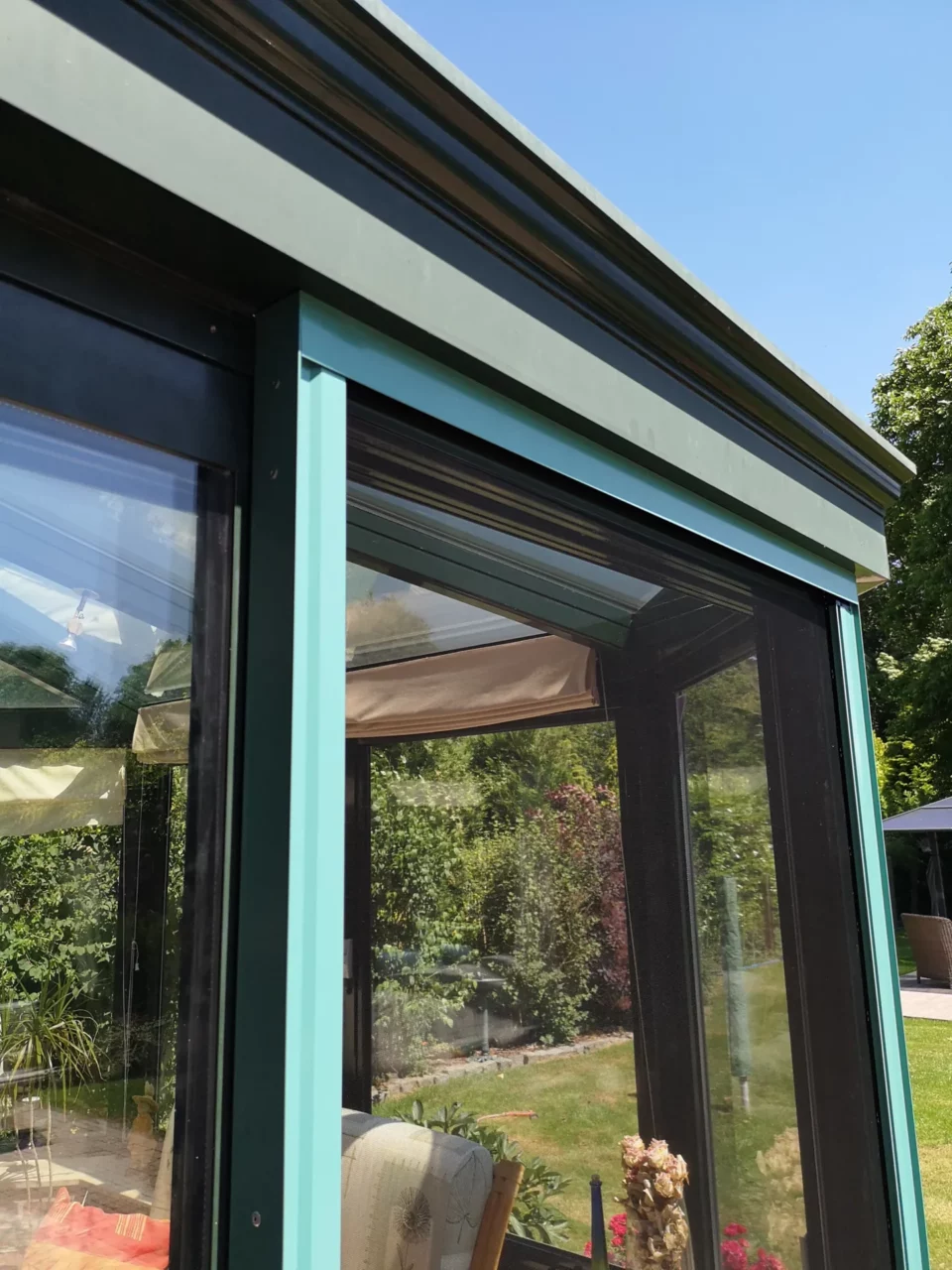 porte-moustiquaire-enroulable-sur-mesure-aluminium-position-fermee-vert-detail-rail-superieur-haut-hdo-histoires-d-ombres