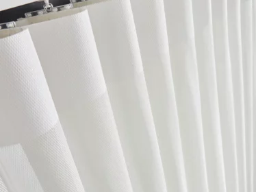 Inspiration Histoires d’Ombres – Store Illusion Diaz blanc – La combinaison d’un rideau et d’un store à bandes verticales