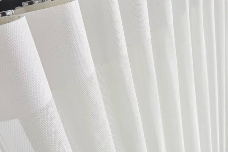 Inspiration Histoires d’Ombres – Store Illusion Diaz blanc – La combinaison d’un rideau et d’un store à bandes verticales