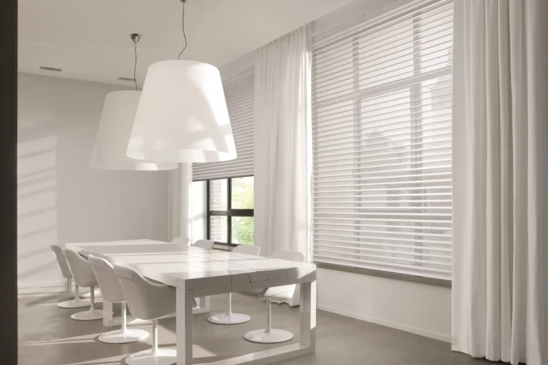 store-enrouleur-3d-venitien-tissu-sur-mesure-beige-salle-a-manger-copahome-hdo-histoires-d-ombres