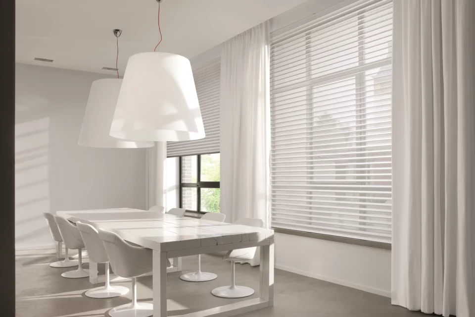 store-enrouleur-3d-venitien-tissu-sur-mesure-beige-salle-a-manger-copahome-hdo-histoires-d-ombres