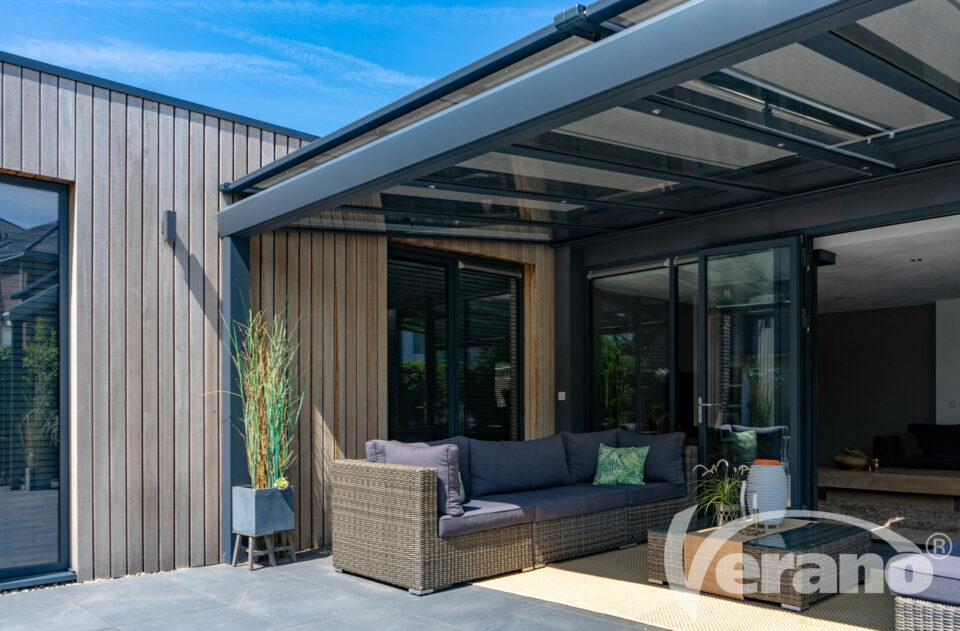store-toiture-veranda-protection-solaire-exterieur-v610-oslo-toile-grise-structure-ral-7016-gris-anthracite-2-verano-hdo-histoires-d-ombres