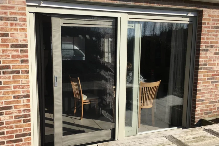 Inspiration Histoires d’Ombres : Porte moustiquaire enroulable Feneko