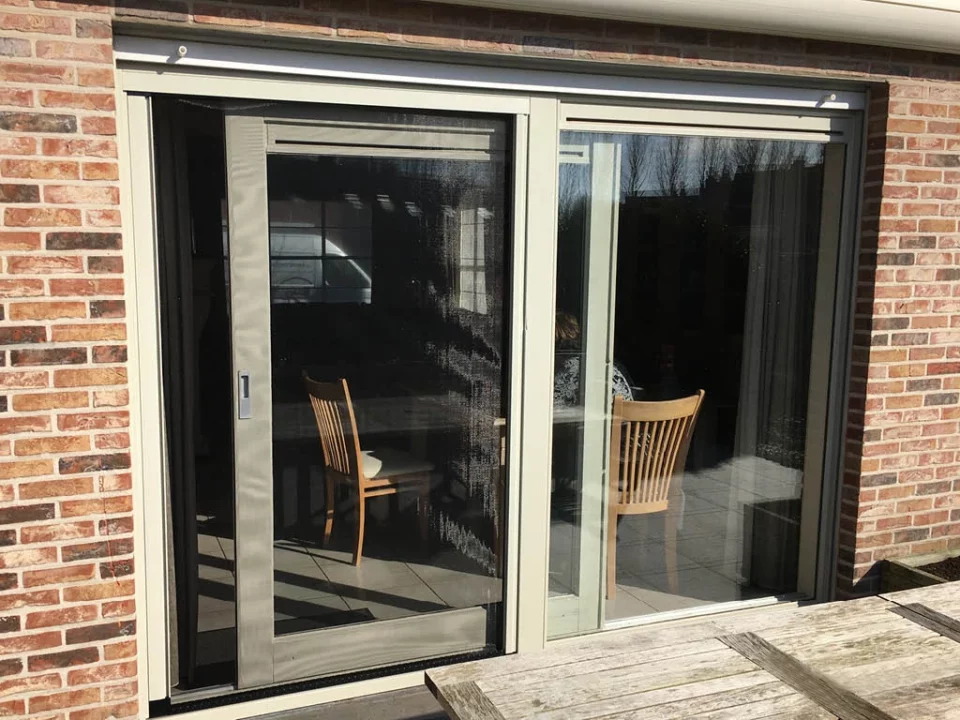 Inspiration Histoires d’Ombres : Porte moustiquaire enroulable Feneko